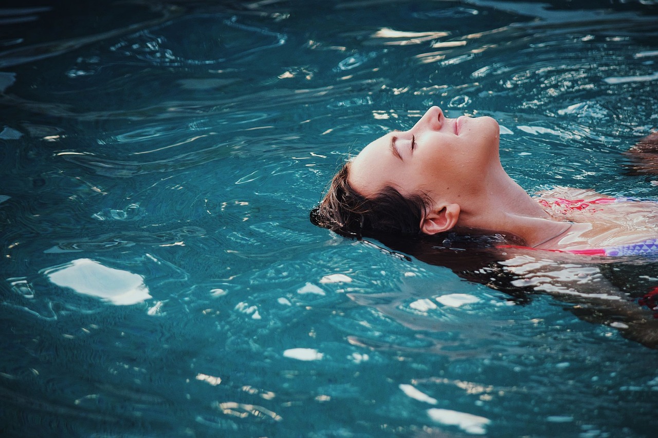 Look Stunning By the Pool: Budget-Friendly Beauty Hacks for Summer